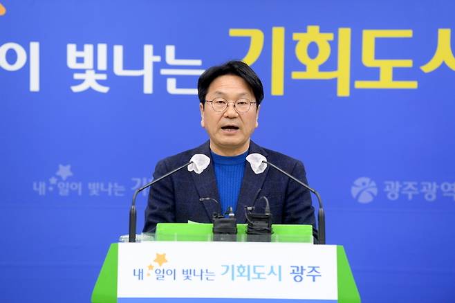 강기정 광주시장이 25일 오후 광주 서구 시청 브리핑실에서 달빛철도 특별법 국회통과에 따른 광주·대구 공동성명을 발표하고 있다. [사진 제공=광주시]