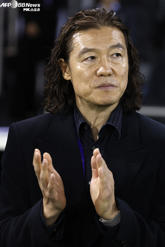 김판곤 감독이 AFC 아시안컵 E조 2차전 시작 전 말레이시아 국가 연주가 끝나자 박수를 치고 있다. 사진=AFPBBNews=News1