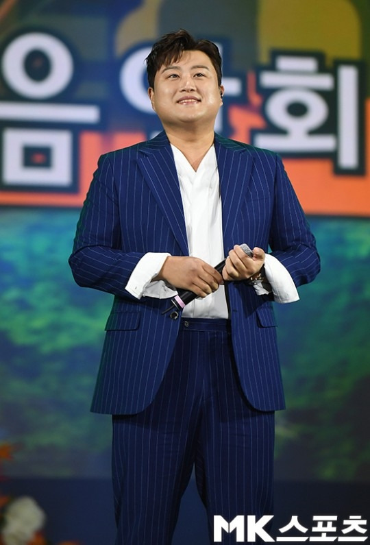 가수 김호중이 식수, 영양 부족 등 악순환에 빠져있는 케냐 투르카나를 방문해 따뜻한 희망을 전했다. 사진=김승진 기자