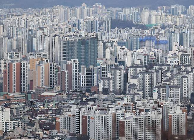 [서울=뉴시스] 정병혁 기자 = 서울 아파트 매매가격 하락세는 7주 연속 이어지고 있다. '전국 주간 아파트 가격 동향'에 따르면 1월 셋째주(15일 기준) 서울 아파트 매매가격은 0.06% 하락했다. 사진은 21일 서울 중구 남산에서 도심 아파트의 모습. 2024.01.21.