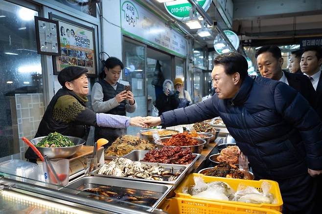 [의정부=뉴시스] 윤석열 대통령이 25일 경기도 의정부시 의정부제일시장을 찾아 상인들을 만나고 있다. (사진=대통령실 제공) 2024.01.25. *재판매 및 DB 금지