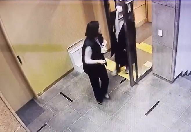 배현진 국민의힘 의원이 25일 오후 5시18분쯤 빌딩 1층 엘리베이터 앞에서 신원불상의 남성 A씨가 휘두른 돌에 머리를 맞아 쓰러졌다. /사진=배현진 국민의힘 의원실