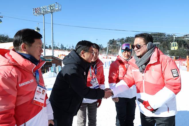 방기선(오른쪽 첫번째) 국무조정실장이 25일 오전 2024 강원동계청소년올림픽대회가 열린 강원도 횡성 웰리힐리 파크를 방문해 경기 운영인력을 격려하고 있다. [국무조정실 제공]