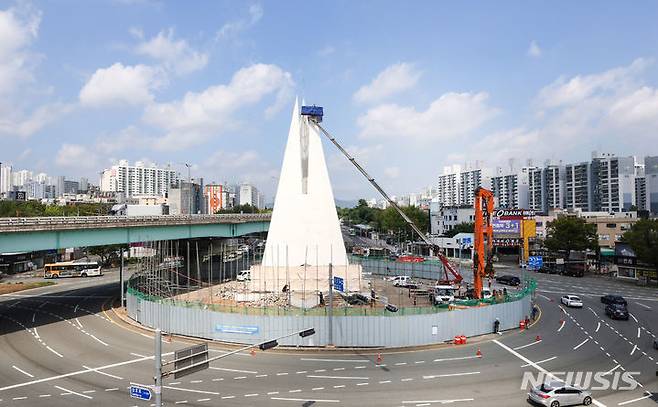 [울산=뉴시스] 배병수 기자 = 21일 울산 남구 무거동 신복로터리 내 제2공업탑의 상부 철거 공사가 진행되고 있다. 2023.08.21. bbs@newsis.com