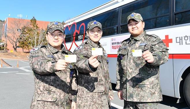 [진주=뉴시스]공군교육사령부 장병들 헌혈.(사진=공교사 제공).2024.01.25.photo@newsis.com *재판매 및 DB 금지