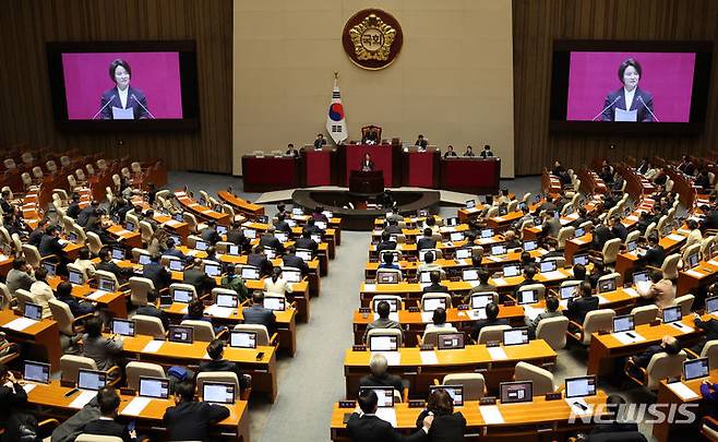 [서울=뉴시스] 추상철 기자 = 이은주 정의당 의원이 25일 오후 서울 여의도 국회에서 열린 제412회국회(임시회) 제1차 본회의에서 신상발언을 하고 있다. 2024.01.25. scchoo@newsis.com