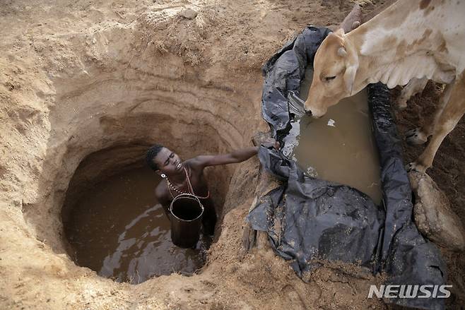 [삼부루(케냐)=AP/뉴시스] 24일(현지시간) 미국 캘리포니아 샌타바버라 대학 연구팀은 전 세계적으로 지하수 고갈 현상이 가속화되고 있다는 연구 결과를 발표했다. 사진은 2022년10월15일 케냐 삼부루 콤 마을에 있는 우물에서 물을 기르는 모습이다. 2024.01.25.