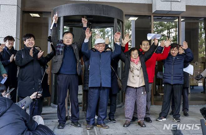 [서울=뉴시스] 정병혁 기자 = 일제 강제동원 피해자 유가족들이 12일 서울 서초구 대법원에서 열린 일본 미쓰비시중공업 등을 상대로 낸 손해배상 청구소송 상고심에서 승소한 뒤 기뻐하고 있다. 이날 대법원 3부(주심 안철상 대법관)는 고 홍순의씨 등 14명과 유족들이 미쓰비시중공업을 상대로 낸 14억 원 상당의 손해배상 청구소송에서 원고 승소 판결을 28일 확정했다. 2023.12.28. jhope@newsis.com