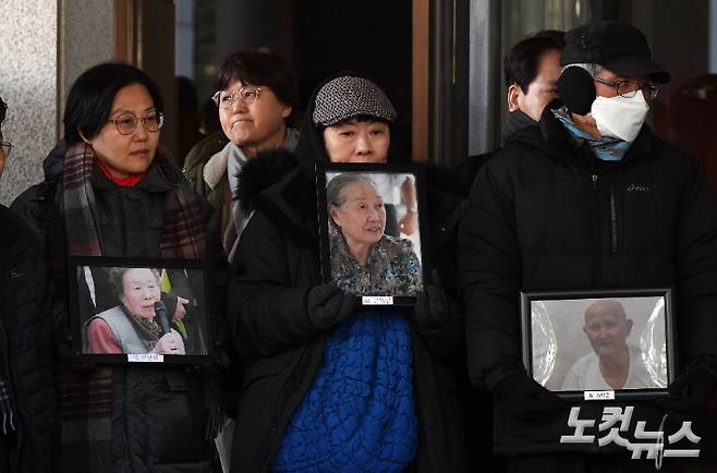 일제강점기 강제 노역에 동원된 피해자와 유족이 일본 기업을 상대로 낸 손해배상 소송에서 승소가 확정된 지난해 12월 21일 오전 서울 서초구 대법원 법정 앞에서 일제 강제동원 피해자 유족들이 소감을 밝히고 있다. 이날 대법원 2부(주심 이동원 대법관)는 일제 강제동원 피해자들과 유족이 미쓰비시중공업과 일본제철을 상대로 낸 손해배상 청구 소송 2건에서 원심의 원고승소 판결을 확정했다. 황진환 기자