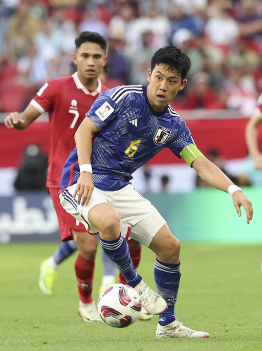 일본 축구대표팀 엔도 와타루가 지난 24일(현지시간) 카타르 도하 알투마마 스타디움에서 열린 아시아축구연맹(AFC) 2023 카타르 아시안컵 D조 조별예선 3차전 일본 대 인도네시아의 경기에서 돌파를 시도하고 있다. 뉴시스