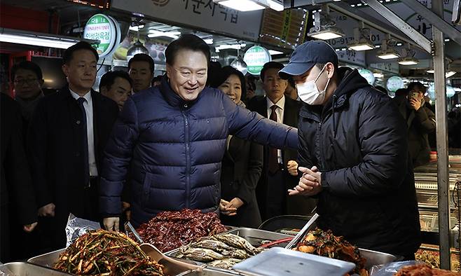 윤석열 대통령이 25일 경기도 의정부시 의정부제일시장을 찾아 상인들을 격려하고 있다. 대통령실 제공