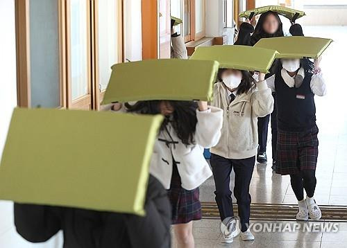 지진 대피훈련 [연합뉴스 자료사진]