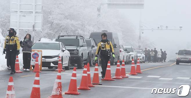 제주 산지에 내려진 대설특보가 해제된 25일 오전 한라산국립공원 1100고지휴게소 도로가 차량으로 붐비고 있다. 2024.1.25/뉴스1 ⓒ News1 오현지 기자