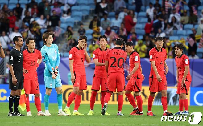 대한민국 축구대표팀 선수들이 25일(현지시간) 카타르 알와크라 알자누브 스타디움에서 열린 2023 아시아축구연맹(AFC) 카타르 아시안컵 조별리그 E조 조별리그 3차전 대한민국과 말레이시아의 경기에서 3-3 무승부를 기록한 후 아쉬워하고 있다. 2024.1.25/뉴스1 ⓒ News1 김성진 기자