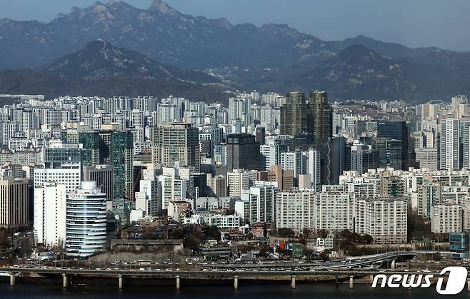 서울 영등포구 여의도 63빌딩에서 바라본 마포구 아파트 단지. 2024.1.24/뉴스1 ⓒ News1 김진환 기자