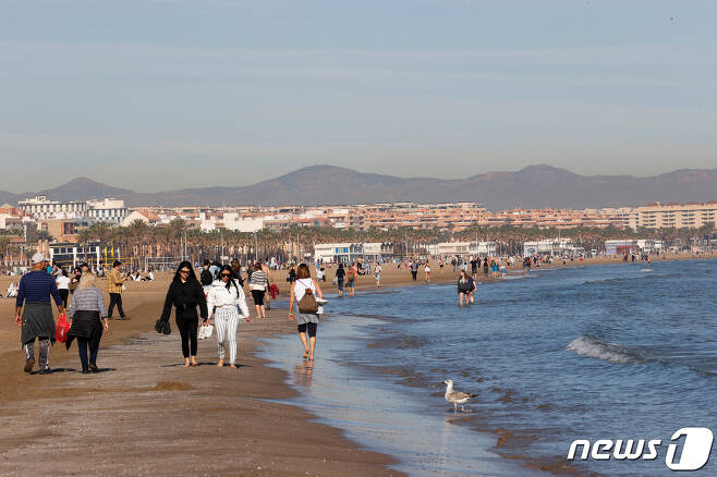 시민들이 가벼운 옷차림으로 해변을 산책하고 있다. 2024.01.25 ⓒ 로이터=뉴스1 ⓒ News1 정지윤 기자