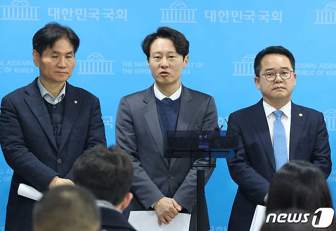 이탄희 더불어민주당 의원 등이 26일 서울 여의도 국회 소통관에서 민주개혁진보대연합 촉구 기자회견을 마치고 취재진의 질문을 받고 있다. 이날 기자회견에 참석한 의원들은 "병립형 퇴행은 악수 중의 악수"라며 "지역구 민주당, 비례 연합으로 연동형 약속을 지키는 민주개혁진보대연합을 이루어야 한다"고 주장했다. 2024.1.26/뉴스1 ⓒ News1 송원영 기자