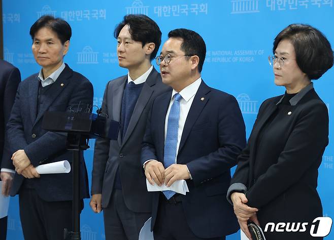 이탄희 더불어민주당 의원 등이 26일 서울 여의도 국회 소통관에서 민주개혁진보대연합 촉구 기자회견을 마치고 취재진의 질문을 받고 있다. 이날 기자회견에 참석한 의원들은 "병립형 퇴행은 악수 중의 악수"라며 "지역구 민주당, 비례 연합으로 연동형 약속을 지키는 민주개혁진보대연합을 이루어야 한다"고 주장했다. 2024.1.26/뉴스1 ⓒ News1 송원영 기자