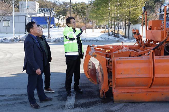 함진규 한국도로공사 사장이 도공 강릉지사를 방문해 2024 강원 동계 청소년올림픽 관련 제설 상황을 점검하고 있다. /한국도로공사 제공