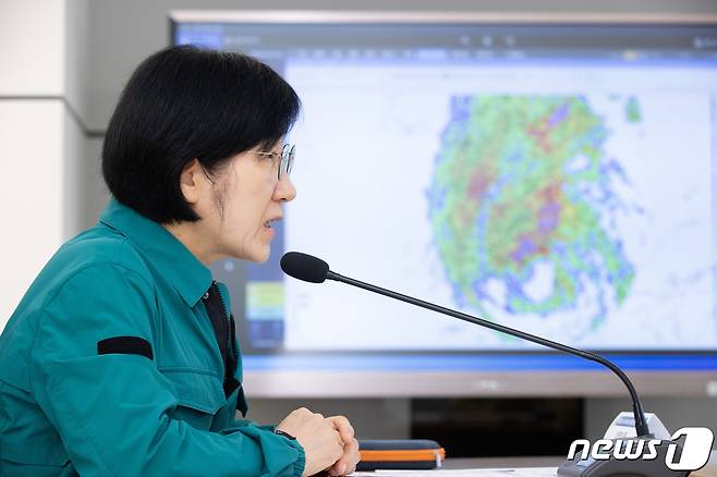 한화진 환경부장관이 서울 서초구 한강홍수통제소에서 태풍 ‘카눈’의 북상 상황을 공유하고 지역 및 기관별 대응 대책회의를 주재하고 있다. (환경부 제공) 2023.8.10/뉴스1