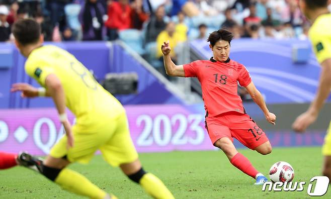 대한민국 축구대표팀 이강인이 25일(현지시간) 카타르 알와크라 알자누브 스타디움에서 열린 2023 아시아축구연맹(AFC) 카타르 아시안컵 조별리그 E조 조별리그 3차전 대한민국과 말레이시아의 경기에서 2-2를 만드는 프리킥 득점을 올리고 있다. 2024.1.25/뉴스1 ⓒ News1 김성진 기자