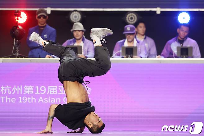 6일 오후 중국 항저우 궁수 캐널 스포츠파크 체육관에서 열린 2022 항저우 아시안게임 브레이킹 프리셀렉션에서 대한민국 홍텐(김홍열)이 무대를 선보이고 있다. 홍텐은 이날 예선을 시작으로 16강 조별리그 경기까지 통과해 8강 진출에 성공했다. 2023.10.6/뉴스1 ⓒ News1 민경석 기자