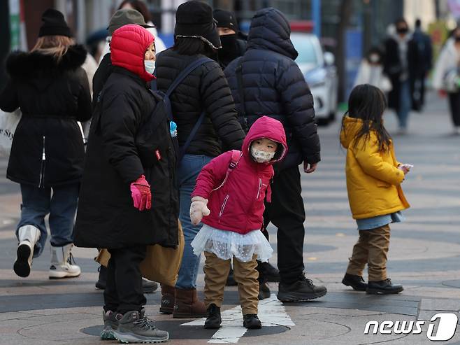 추위가 다소 누그러지면서 평년 기온을 회복한 26일 오후 서울 명동거리에서 관광객들이 걸어가고 있다. 2024.1.26/뉴스1 ⓒ News1 김민지 기자