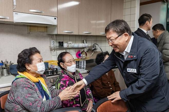 어르신과 인사하는 김경호 광진구청장