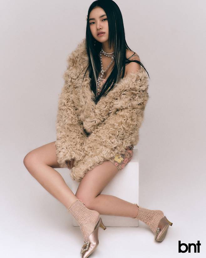 퍼 재킷은 파이어레이디퍼, 톱과 스커트는 샵사이다 제품.