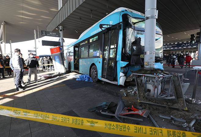 지난해 12월 22일 수원역 환승센터에서 시내버스가 시민 다수를 치는 사고가 발생했다. /뉴스1