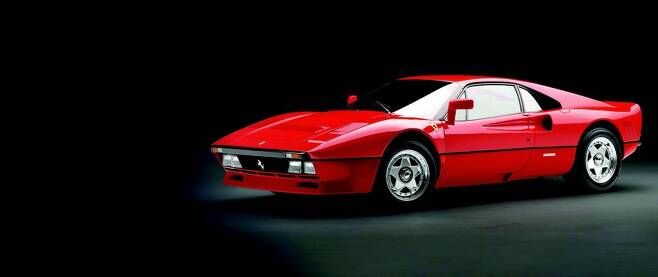 페라리 슈퍼카 계보의 시발점으로 40년 전에 첫선을 보인 GTO.