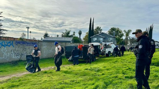 미국 캘리포니아주 모데스토에서 지역경찰과 자연 정화 자원봉사 단체들이 대대적인 청소 작업을 하고 있다. 사진=모데스토 경찰
