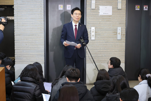 국민의힘 조정훈 인재영입위원이 26일 서울 여의도 당사에서 인재영입 명단을 발표하고 있다. 연합뉴스