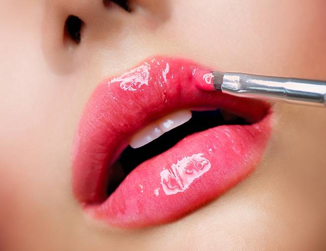 플럼핑 립제품에는 ‘VBE(바닐릴부틸에터)’ 성분 등 때문에 화한 느낌이 날 수 있는데, 일시적이라면 문제는 없다./사진=클립아트코리아