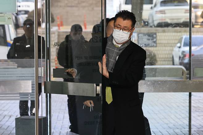 <yonhap photo-1868="">장원준 전 신풍제약 사장이 26일 오전 서울 서초구 서울중앙지방법원에서 열린 1심 선고 공판에 출석하고 있다. 연합뉴스</yonhap>