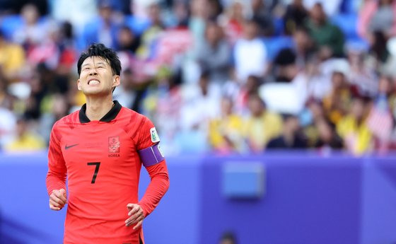 대한민국 축구대표팀 손흥민이 25일(현지시간) 카타르 알와크라 알자누브 스타디움에서 열린 2023 아시아축구연맹(AFC) 카타르 아시안컵 조별리그 E조 조별리그 3차전 대한민국과 말레이시아의 경기에서 돌파가 막히자 아쉬워하고 있다. 뉴스1