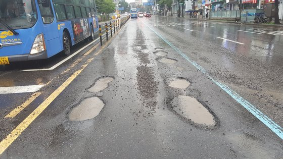 서울 시내에서 장마로 인해 발생한 포트홀. [사진 서울시]