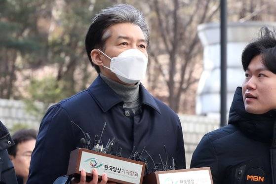 조국 전 법무부 장관이 지난해 2월 3일 서초구 서울중앙지법에서 열린 자녀 입시비리 및 유재수 전 부산시 경제부시장 감찰무마 등 혐의 1심 선고 공판에 출석하고 있다. 뉴스1