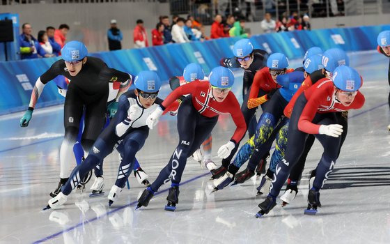 허석의 매스스타트 결승   (강릉=연합뉴스) 유형재 기자 = 26일 강릉스피드스케이팅경기장에서 열린 2024 강원 동계청소년올림픽 남자 매스스타트 결승에서 대한민국의 허석이 선수들과 경합하며 질주하고 있다. 2024.1.26   yoo21@yna.co.kr (끝)  〈저작권자(c) 연합뉴스, 무단 전재-재배포, AI 학습 및 활용 금지〉