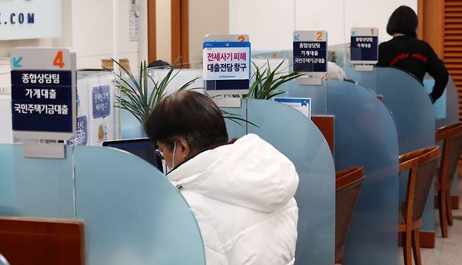 25일 서울의 한 시중은행 영업점에서 금융소비자가 대출 상담을 받고 있다. /최혁 기자