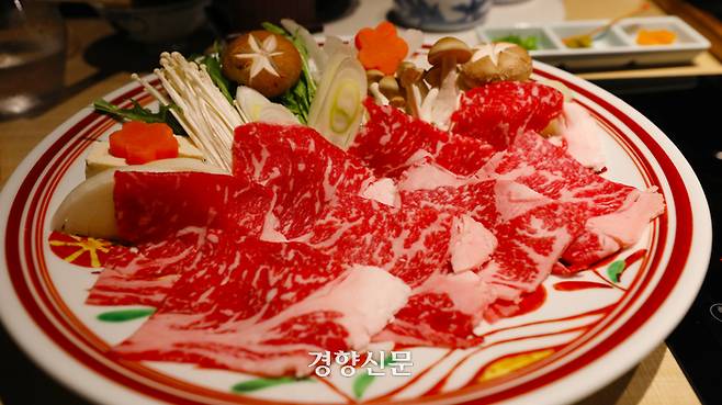 우라리 다케오에서 맛 볼 수 있는 사가규 샤브샤브. 일본 농업협동조합의 엄격한 심사에서 최상위 등급으로 인정 받은 소고기에만 붙여지는 이름, 사가규는 부드러운 육질과 선명한 마블링이 특징이다.