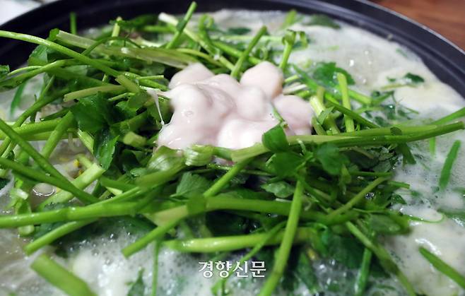 찹쌀풀을 넣어 뽀얀 육수에 끓여내는 복탕. 서성일 선임기자