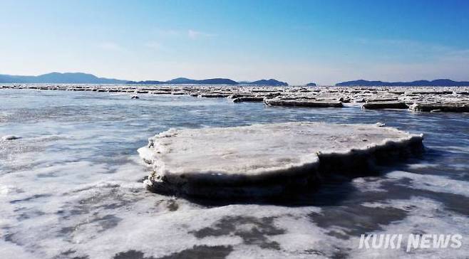 "북극인지 남극인지"북극한파로 바닷물도 얼어붙은 강화도 동막해변에 대형 얼음 조각들이 너른 갯벌을 온통 하얗게 뒤덮고 있다.