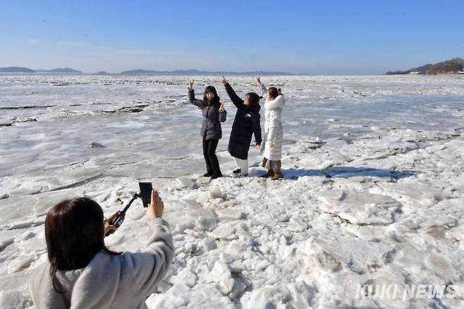 "동막해변은 겨울왕국"서울에서 온 관광객들이 동막해변의 얼음바다 위에서 밝은 표정으로 사진을 찍고 있다.