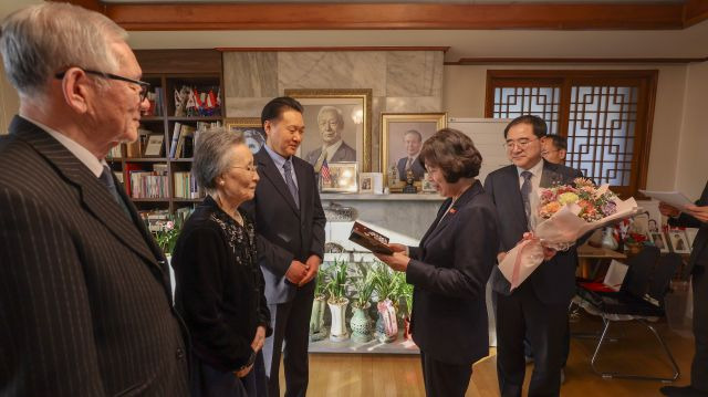 강정애 국가보훈부 장관이 26일 오후 서울 종로구 이화장에서 열린 24년 이달의 독립운동가 선정패 수여식에 참석하여 이승만 초대 대통령 후손 조혜자(며느리), 이병구(손자) 씨에게 직접 선정패를 전달하고 있다. 국가보훈부 제공