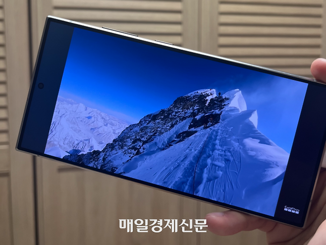 갤럭시 S24 울트라로 동영상을 시청하는 모습 [사진 = 정호준 기자]
