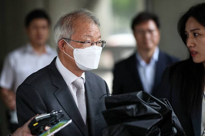 '사법행정권 남용'으로 기소된 양승태 전 대법원장이 1심 무죄 판결을 받았다. 사진은 지난해 9월 서울 서초구 서울중앙지방법원에서 열린 직권남용권리행사방해 등 혐의 결심 공판을 마치고 청사를 나서는 양 전 대법원장의 모습. /사진=뉴스1