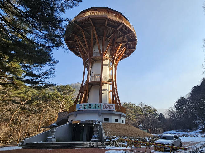 구룡사의 명물로 자리잡고 있는 전망대 타워. 안에는 카페와 삼철불전이 있다.