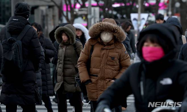 [서울=뉴시스] 김진아 기자 = 연중 낮이 가장 짧은 동지(冬至)인 22일 오전 전국 대부분 지역에 한파특보가 발효된 가운데 서울 종로구 광화문네거리에서 시민들이 두터운 외투를 입고 출근길 발걸음을 재촉하고 있다. 2023.12.22. bluesoda@newsis.com