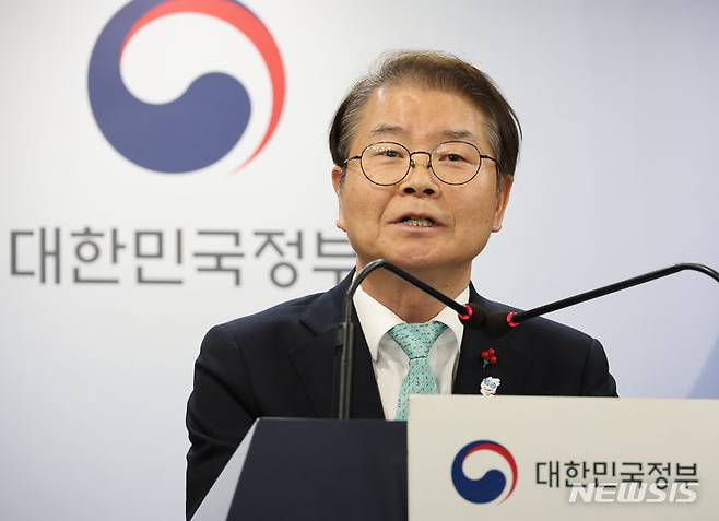 [서울=뉴시스] 김명원 기자 = 이정식 고용노동부 장관이 지난 25일 서울 종로구 정부서울청사에서 중대재해처벌법 관련 입장문 발표하고 있다. 2024.01.25. kmx1105@newsis.com